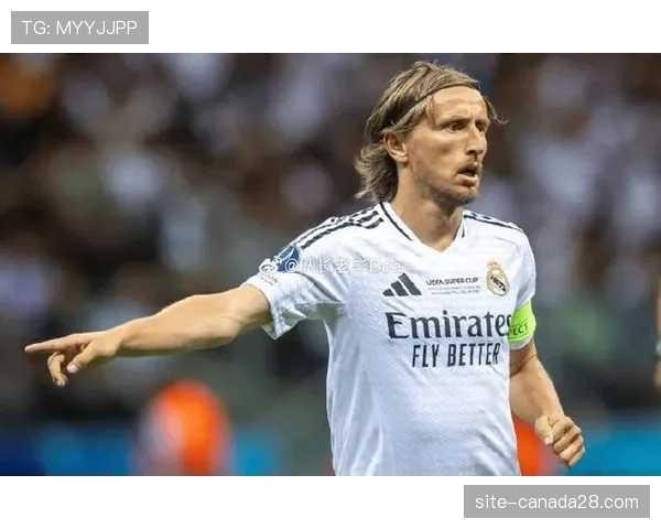 特写：老将莫德里奇替补登场后三次精准长传发动反击，导演皇马逆转。